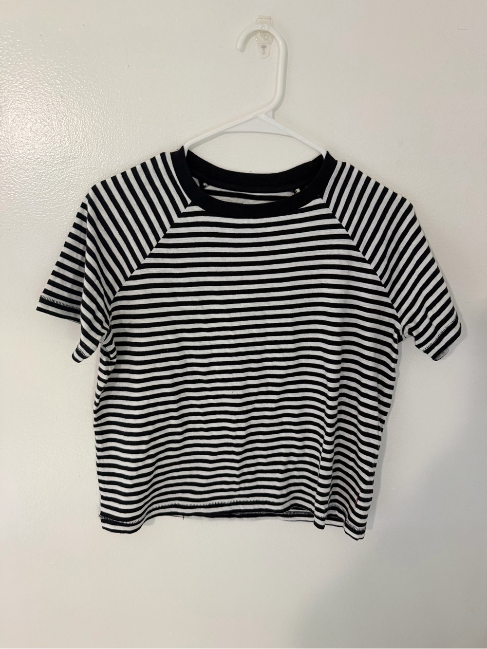 NWOT Levi’s Cropped Black & White Striped Short Sleeve Tee Womens Size small